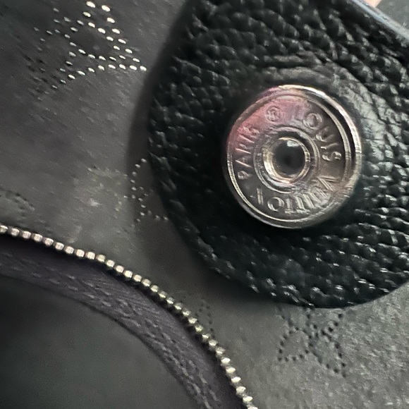 Louis Vuitton Carmel Mahina Noir - Picture 12 of 17